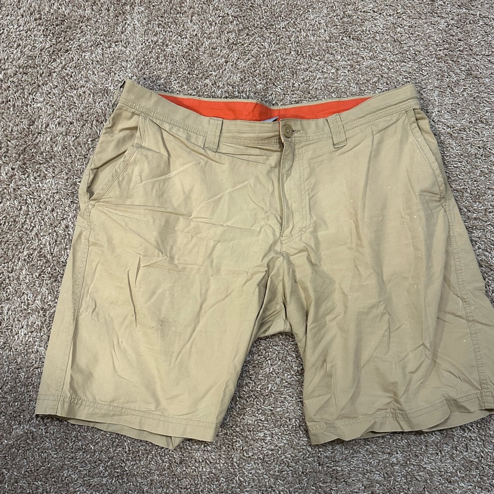 Columbia Men's Tan Shorts